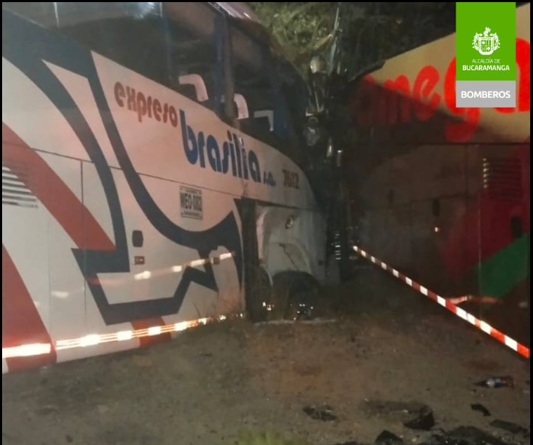 Bomberos atendió accidente entre dos buses intermunicipales en la vía que conduce al municipio de Girón