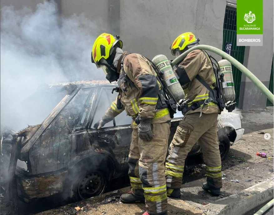 Bomberos atendió incendio vehicular en el barrio Chapinero