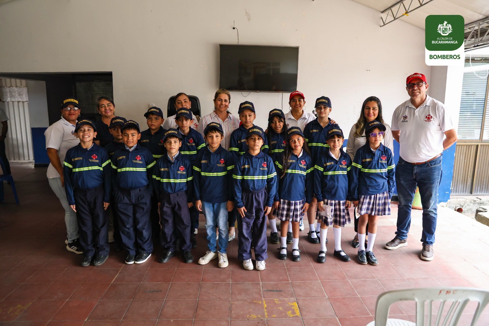 Bomberos de Bucaramanga fortalece los valores y el compromiso de los Bomberitos en el Colegio José María Estévez.